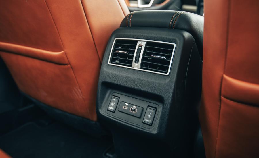 Детали интерьера Nissan Maxima Platinum 2018 года  (фото 23 из 40)
